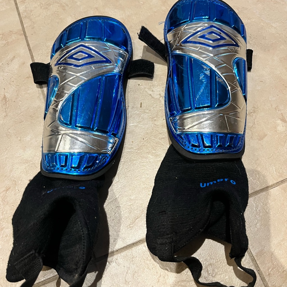 Free umbro Shin Guards Youth Large Soccer Blue Silver Guards
